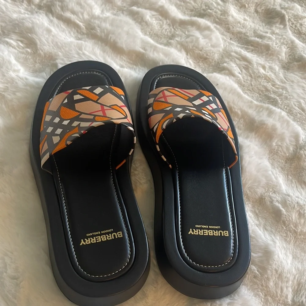 Burberry Buckingham monogram canvas on top leather dole sandals - Picture 2 of 5